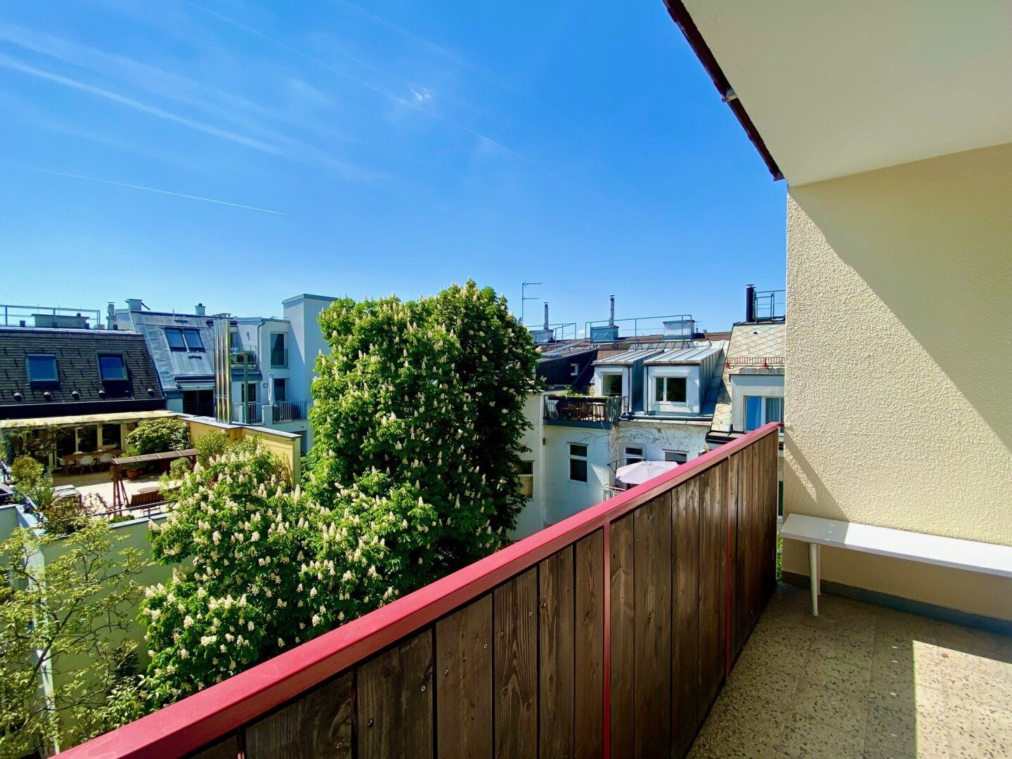 SUNNY SIDE UP! GARTENSEITIGE HELLE 3-ZIMMER-WOHNUNG MIT BLICK INS GRÜNE