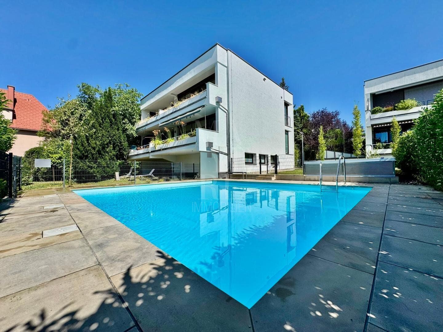 *PREISREDUKTION* Terrassenwohnung mit Hauscharakter // Gartenflächen & Outdoorpool vor der Tür