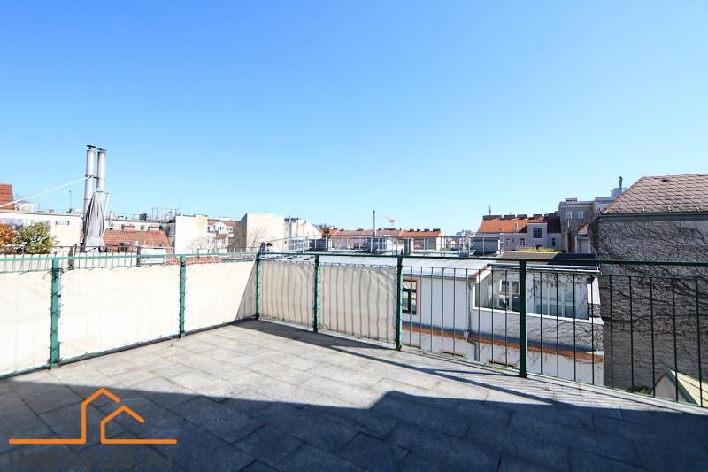 1070/1080: 24 m2 Sonnen-Terrasse mit Ausblick im Biedermeier-Altbau ++ 4 Zimmer-Wohnung + Terrasse + alles auf gleicher Ebene ++