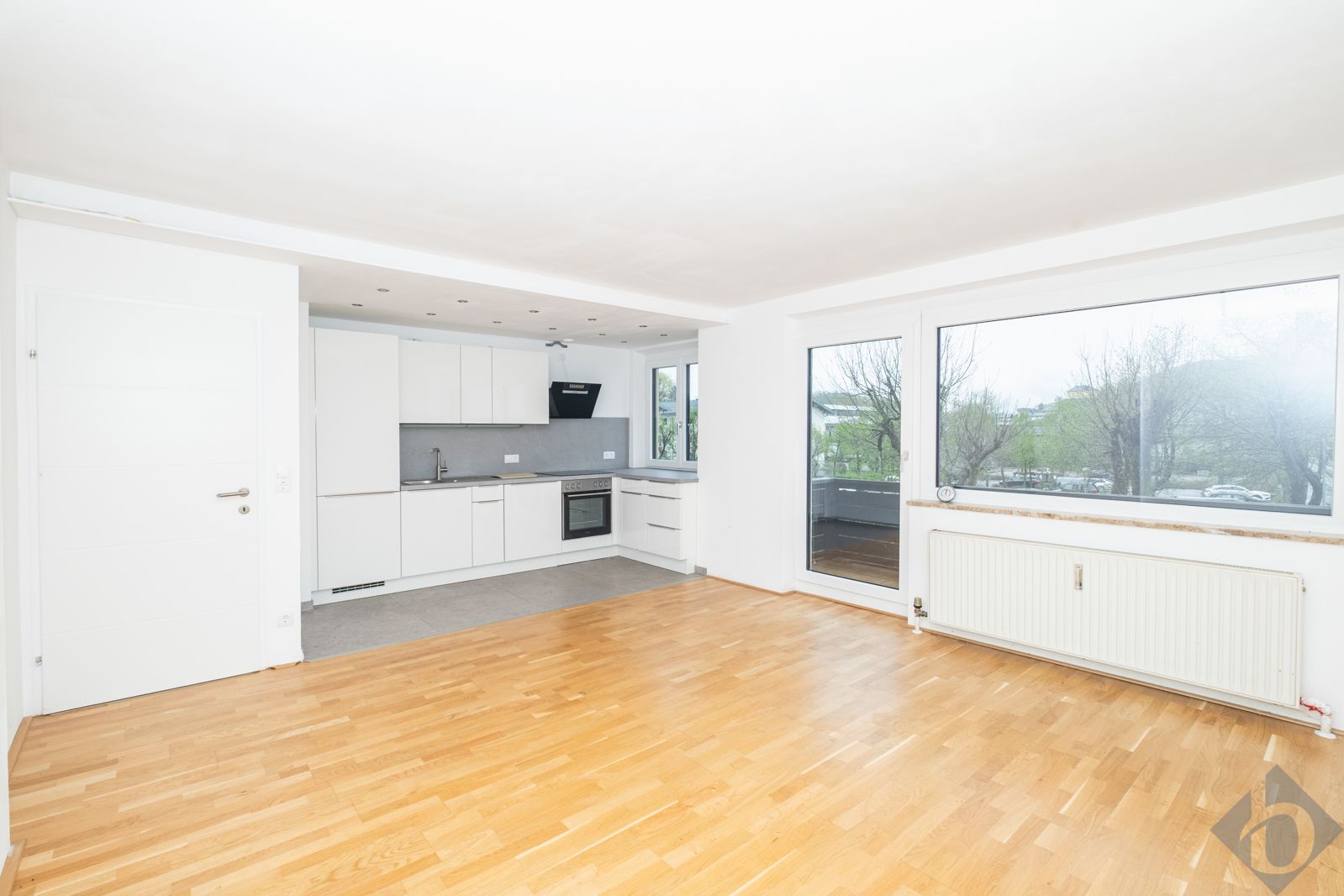 Aufwändig sanierte Vierzimmerwohnung mit Balkon und Parkplatz