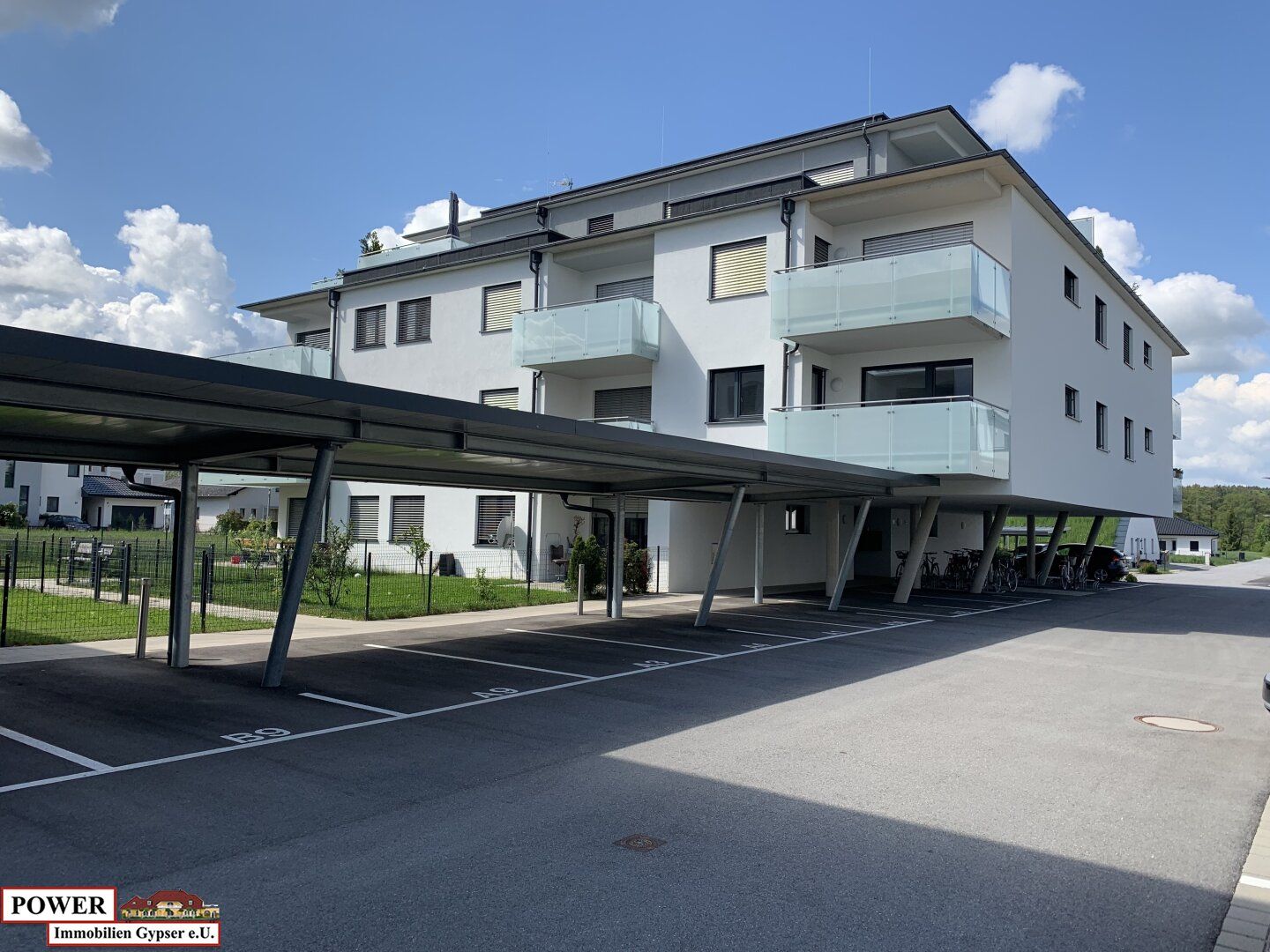 Neuwertige 3-Zimmer Wohnung mit großen Balkon & Carport!