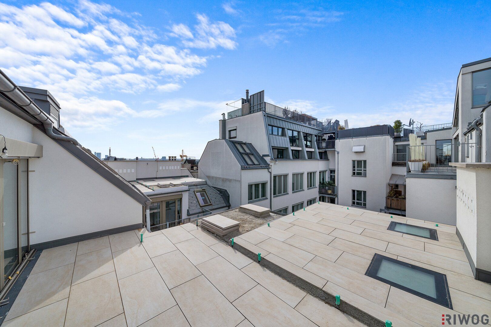 Erstbezug Innenhof Dachterrassenwohnung | Ca. 30m² Freiflächen | 2 Minuten zur Mariahilferstr. | 2 Minuten zur U6