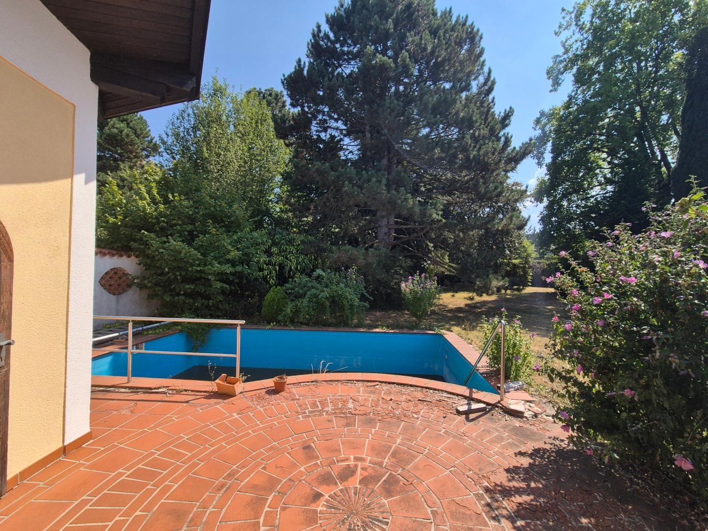 GRUNDSTÜCK IN ZENTRUMSNÄHE MIT GARAGE, POOL UND POOLHAUS - Ansicht 2