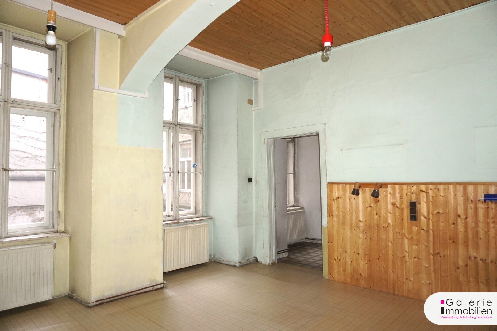 Naschmarkt - geräumige, helle, sanierungsbedürftige Altbauwohnung