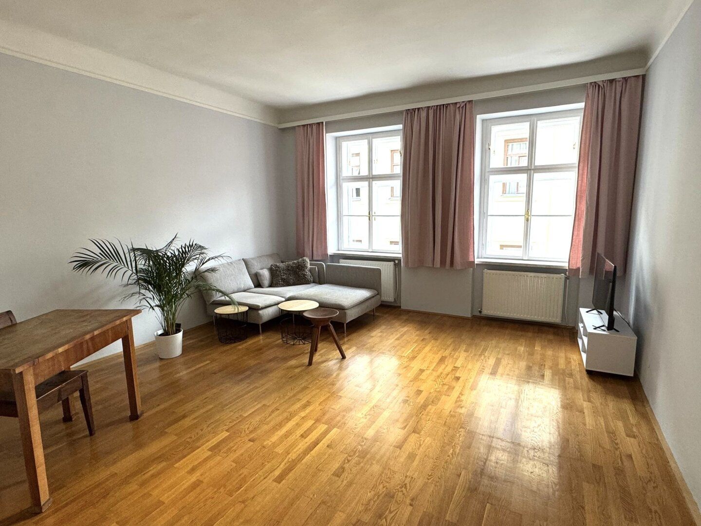 Wunderschöne Stilaltbau - 2-Zimmer Wohnung, teilmöbliert - zu mieten !