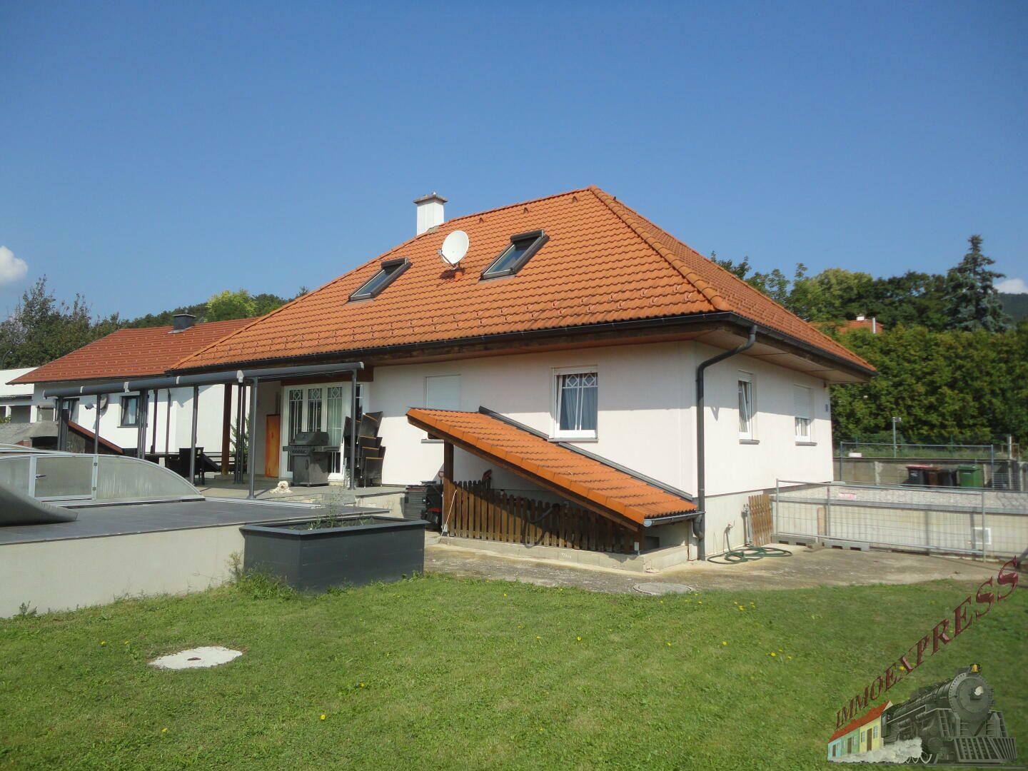 Tolles Einfamilienhaus mit großem Pool (8x4m), ausbaubarem Dachgeschoß und Doppelgarage wartet auf Sie!