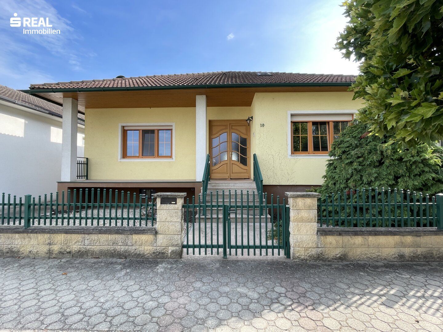 Großzügiges Einfamilienhaus mit Pool und großem Garten - Wohnen mit Komfort