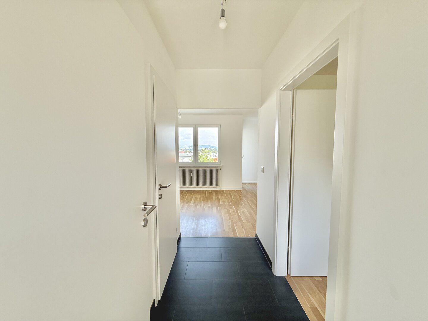 Helle 2-Zimmer-Wohnung mit Ausblick inkl. Einbauküche & Stellplatz!