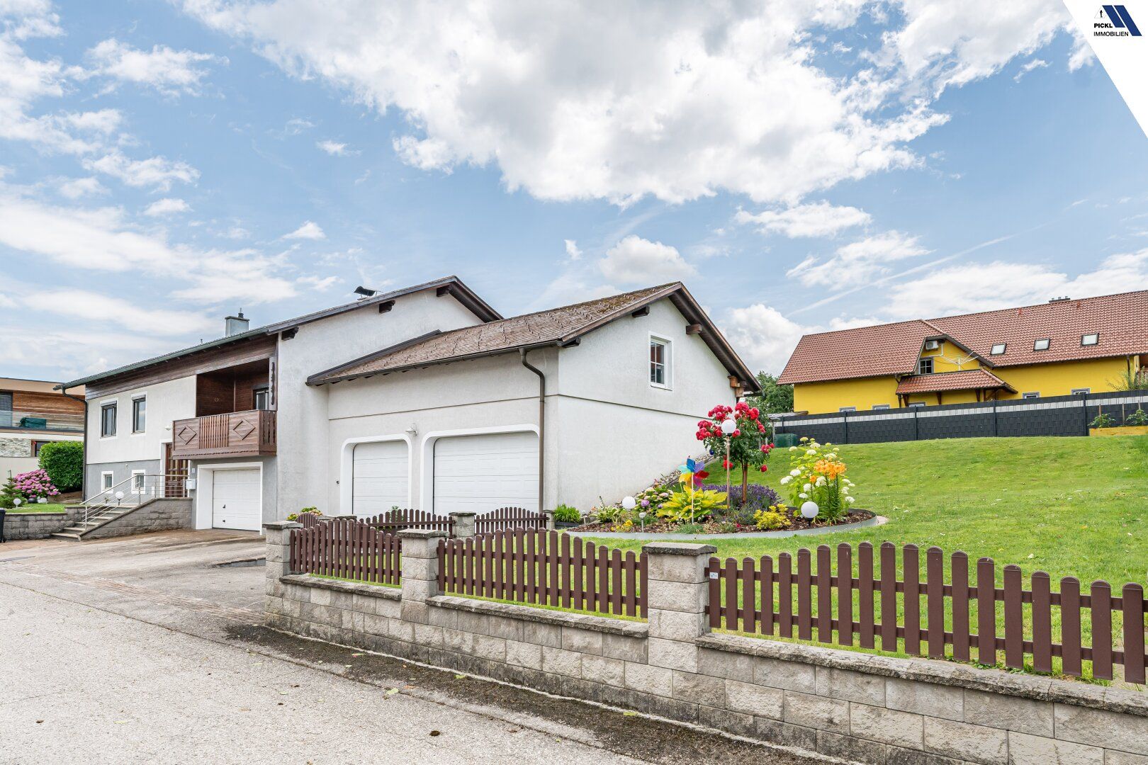 WALLSEE: GEPFLEGTE EINFAMILIENHAUS MIT GARTENIDYLLE, PV-ANLAGE, DOPPELGARAGE UND AUSBAUPOTENZIAL