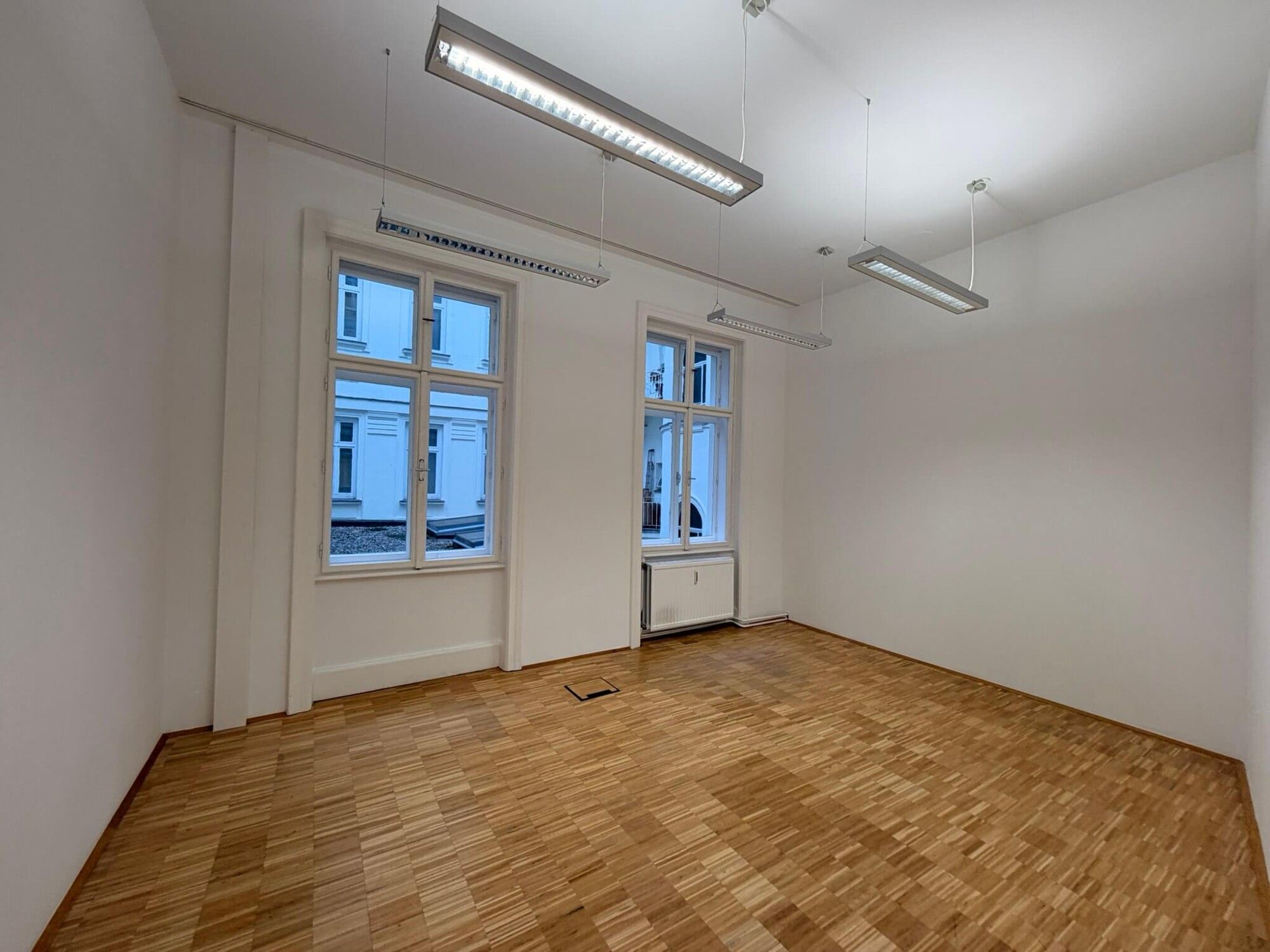 Lichtdurchflutetes klimatisiertes Altbaubüro - Ansicht 4