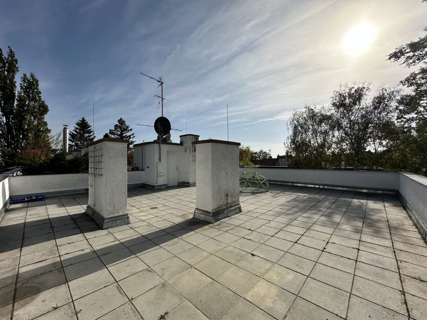 3 Zimmer mit viel Freifläche: Terrassenbalkon + Dachterrasse in Grünruhelage: 2er Stock ohne Lift!