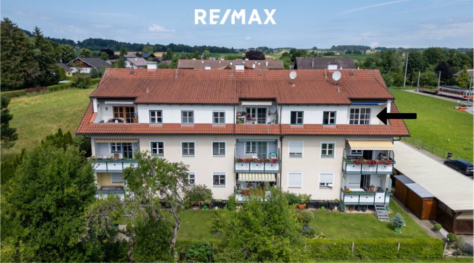 Großzügige Eigentumswohnung mit Loggia-Balkon-Kombination, Carport und Bergblick in St. Georgen im Attergau