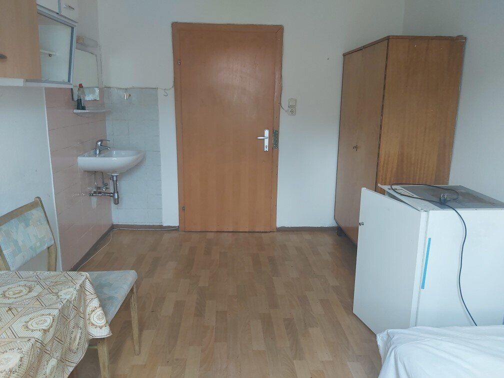 Ein teilmöbliertes Zimmer mit Gemeinschafts-küche, Bad und Toilette in Bruck/Mur zu mieten !