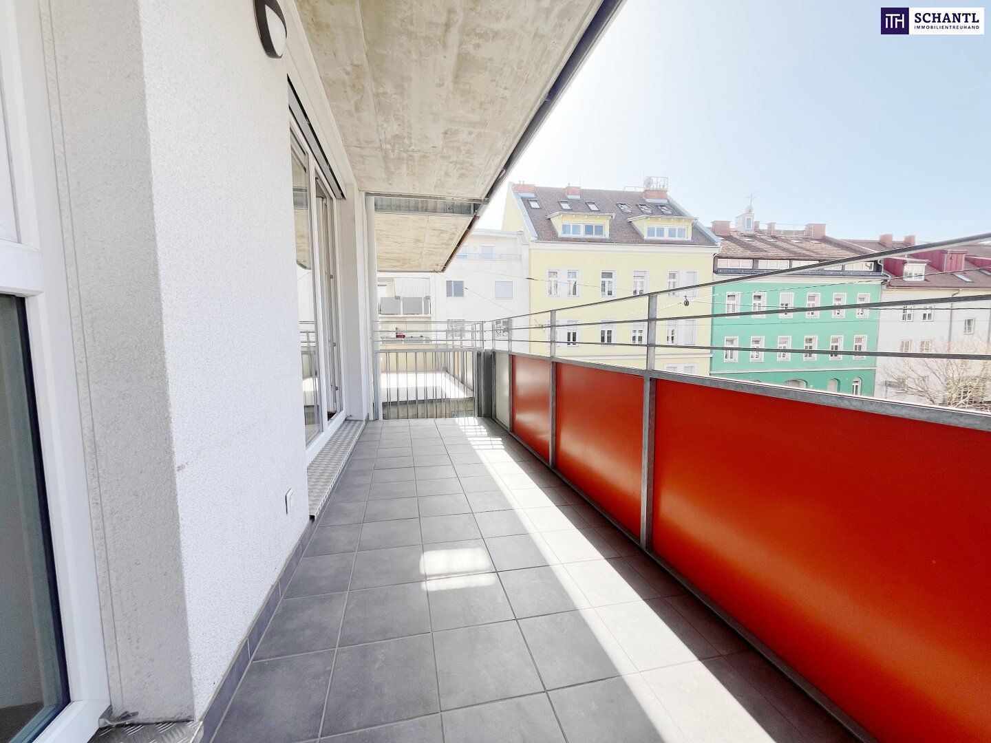 TOLLE RAUMAUFTEILUNG in TOP LAGE mit überdachtem Balkon! Sensationell niedrige Heizkosten durch Erdwärme! Ab November!