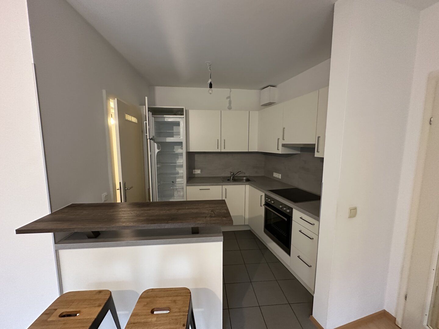 KARLSPLATZ IS CALLING: ruhige 2 Zimmer-Wohnung mit Gemeinschaftsdachterrasse! – pohled 3