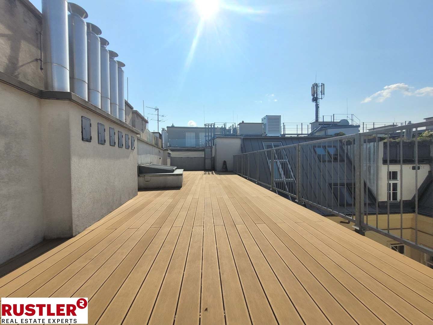 Großzügig angelegte Dachgeschoss Maisonette mit ca. 70qm Terrasse
