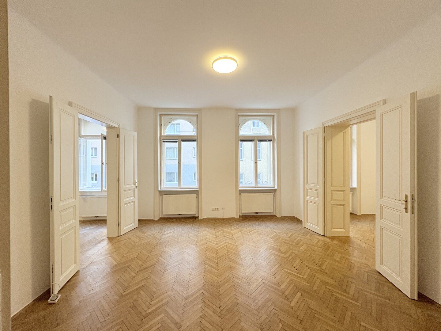 Großzügiges 3-Zimmer Altbaujuwel mit Nähe zur U4 Friedensbrücke! Zwei Badezimmer!