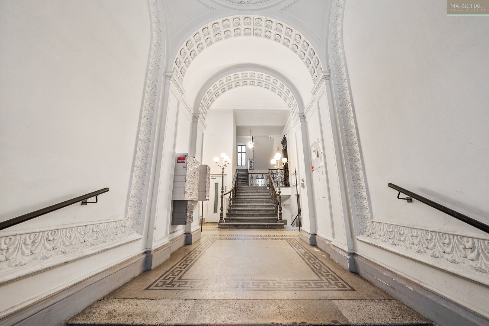Großzügige 5-Zimmer-Altbauwohnung nahe Schottentor - Sanierungsbedürftig