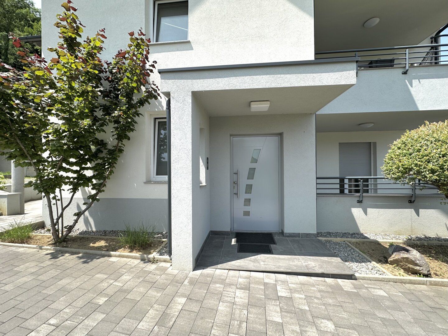 *Provisionsfrei - neu sanierte 3 Zimmer-Wohnung mit zwei Terrassen und Carportstellplatz!*
