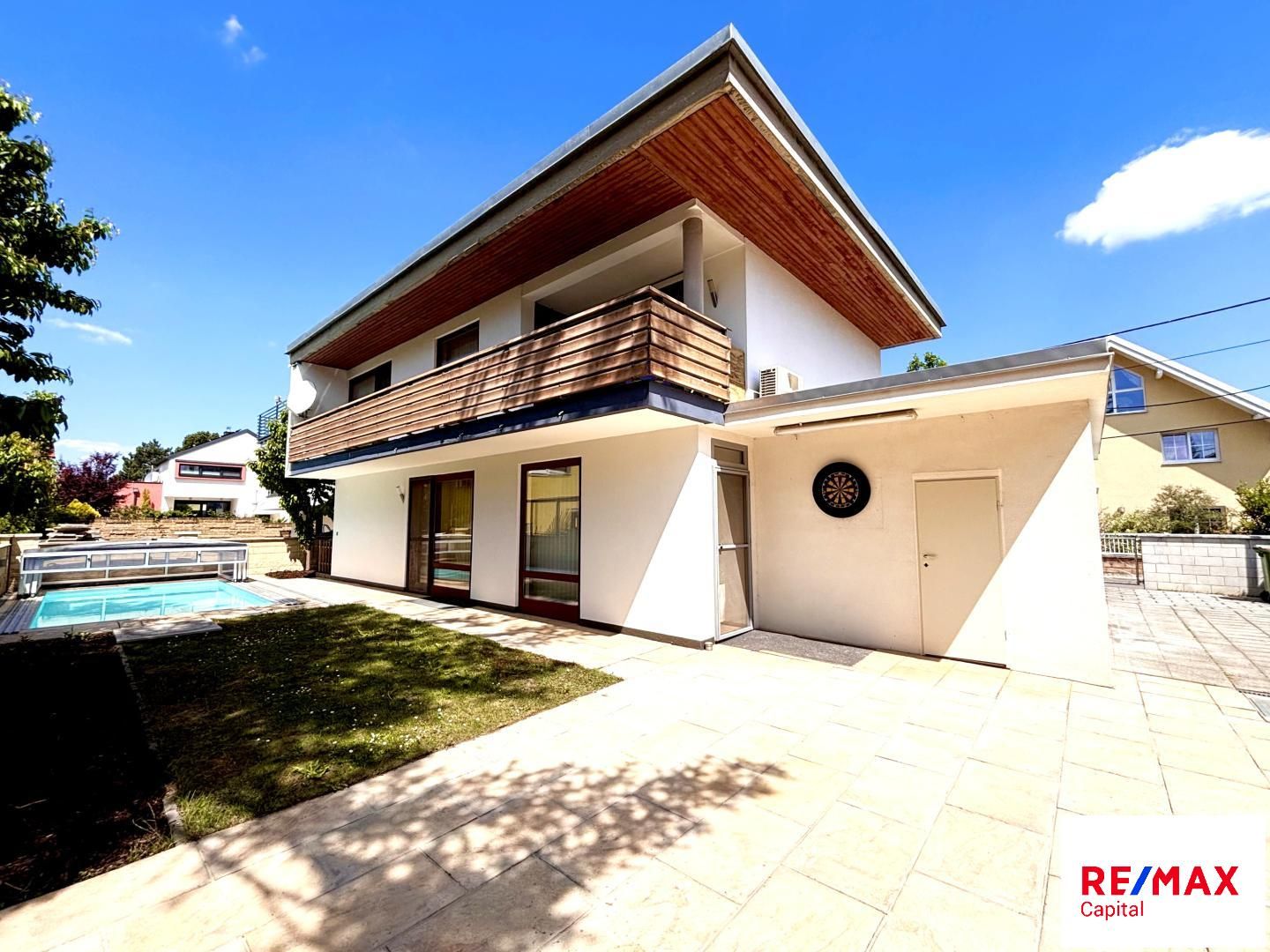 Beeindruckendes Einfamilienhaus mit Pool in Ruhelage