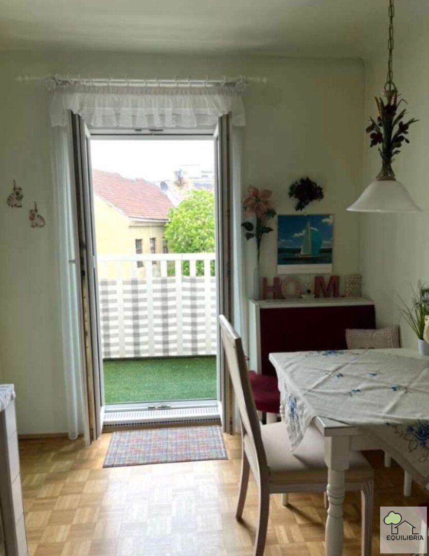 Frühstück am Balkon mit Blick ins Grüne!