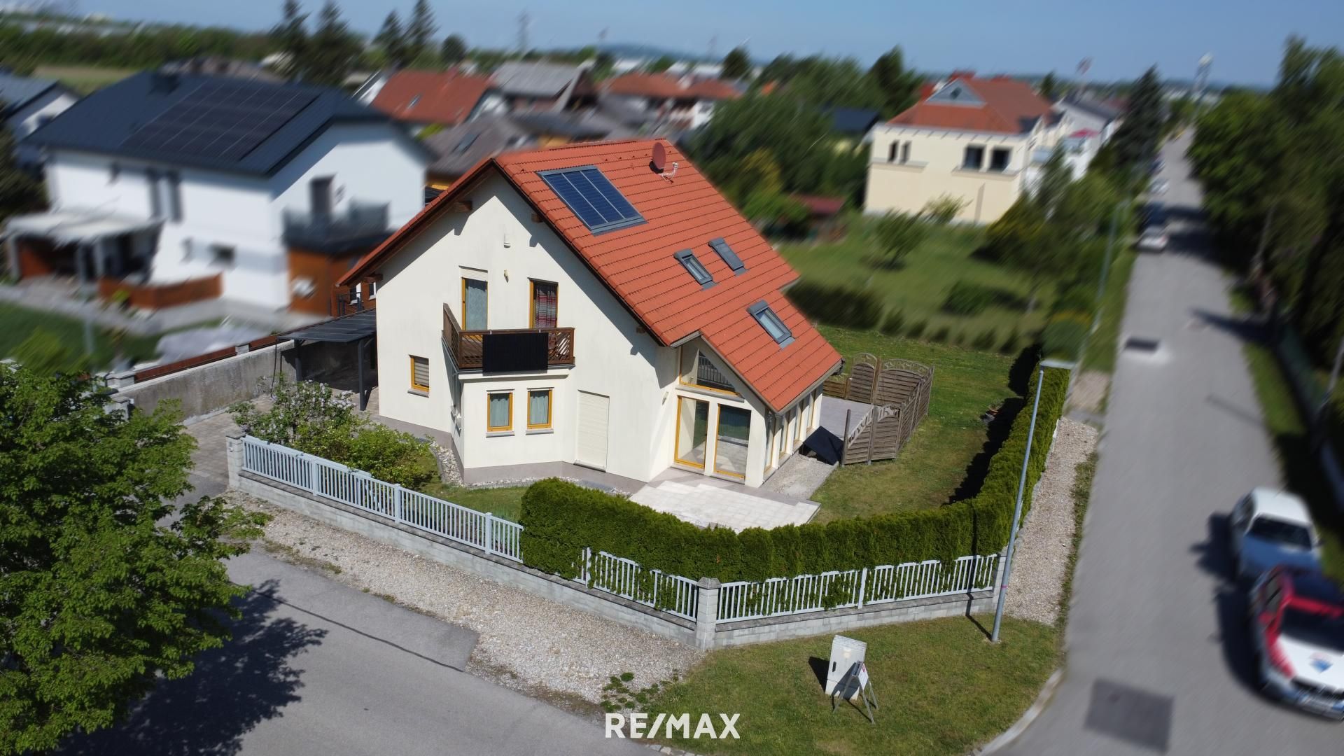 Einfamilienhaus mit Wintergarten und Carport