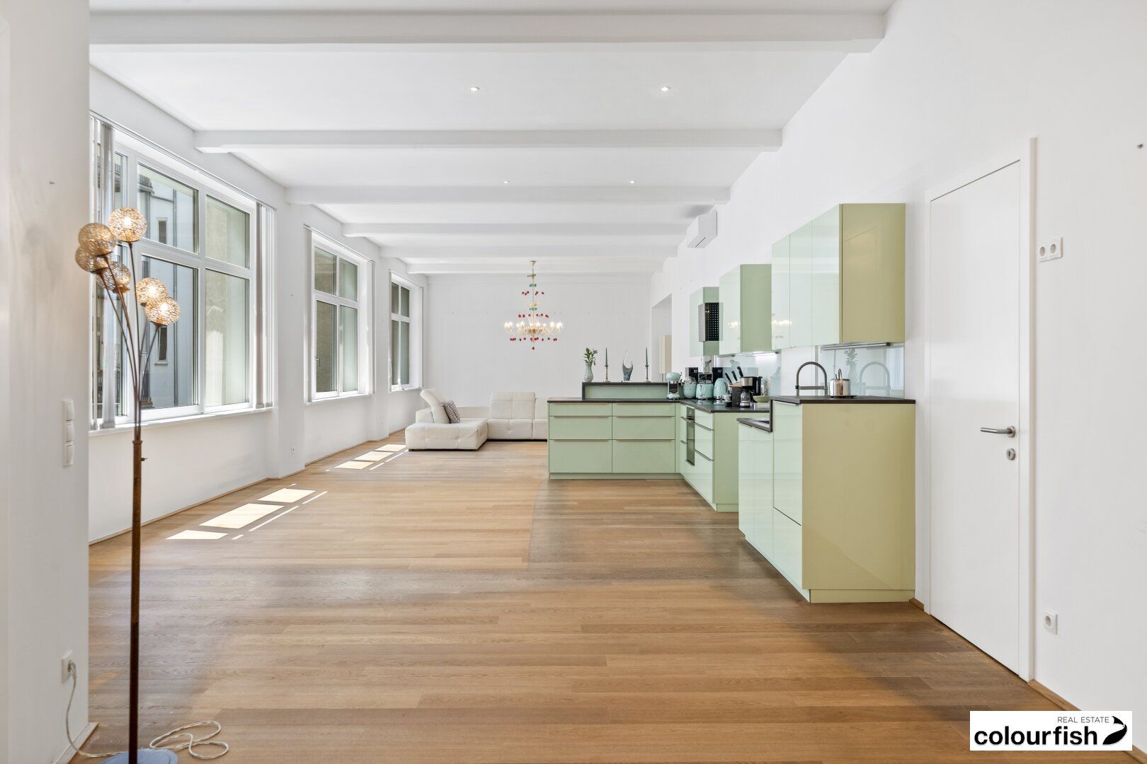 Exklusive Altbauwohnung mit Terrasse, Garagenstellplatz und Fitnessraum in ruhiger Innenhoflage mitten im 7. Bezirk - Raumhöhe 3,70m