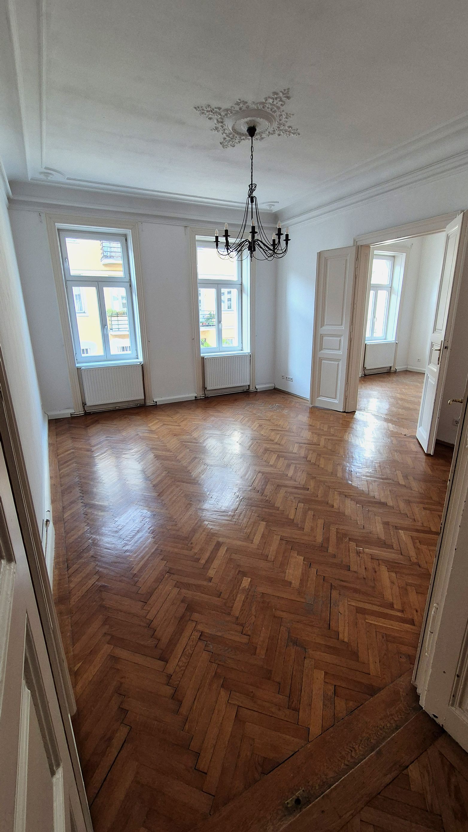 Helle Altbauwohnung mit Balkon ins Grüne