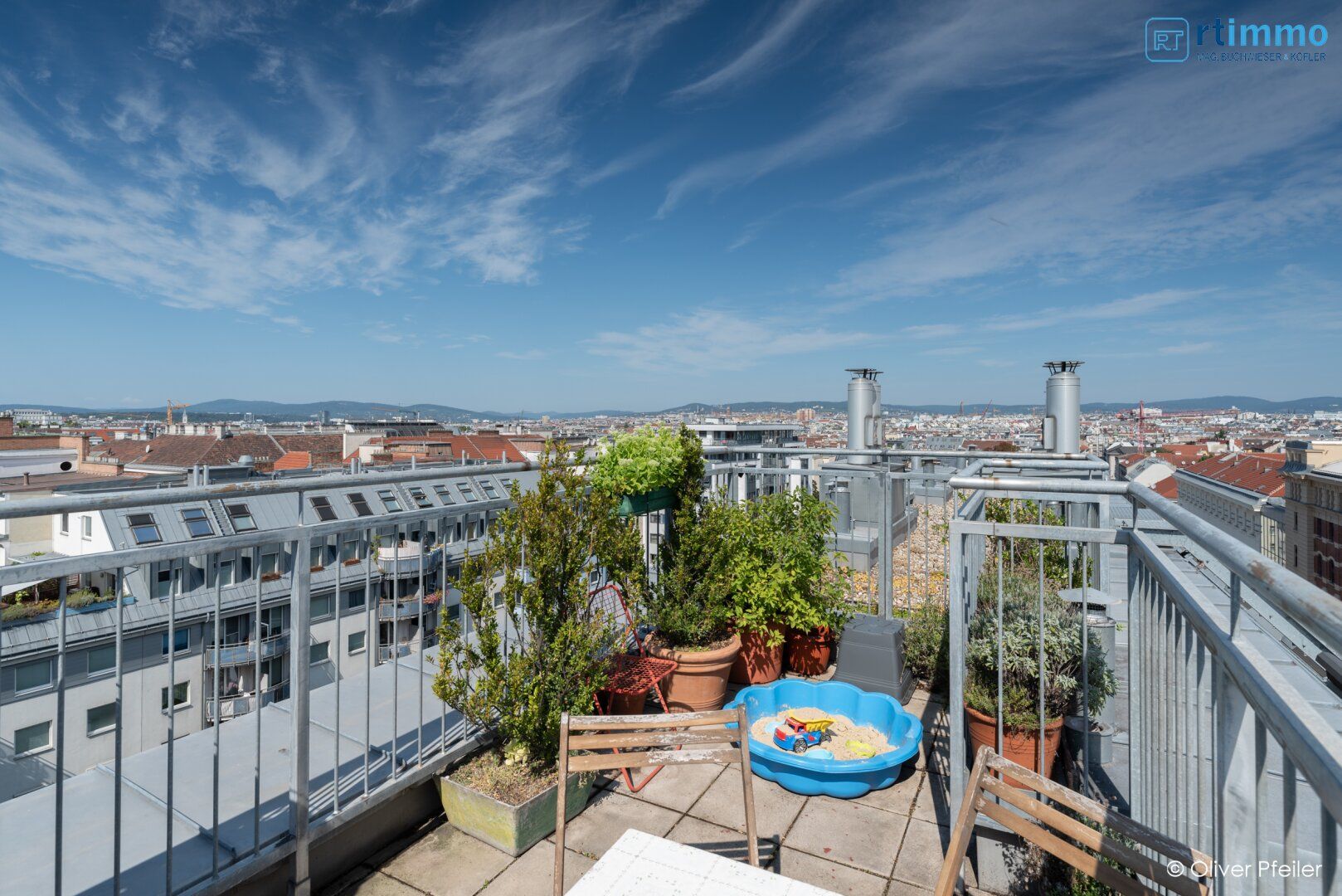 NEUER PREIS: GRANDIOSER BLICK ÜBER WIEN - GEMÜTLICHE 6 ZIMMER DACHGESCHOSSWOHNUNG AUF ZWEI EBENEN mit schöner DACHTERRASSE