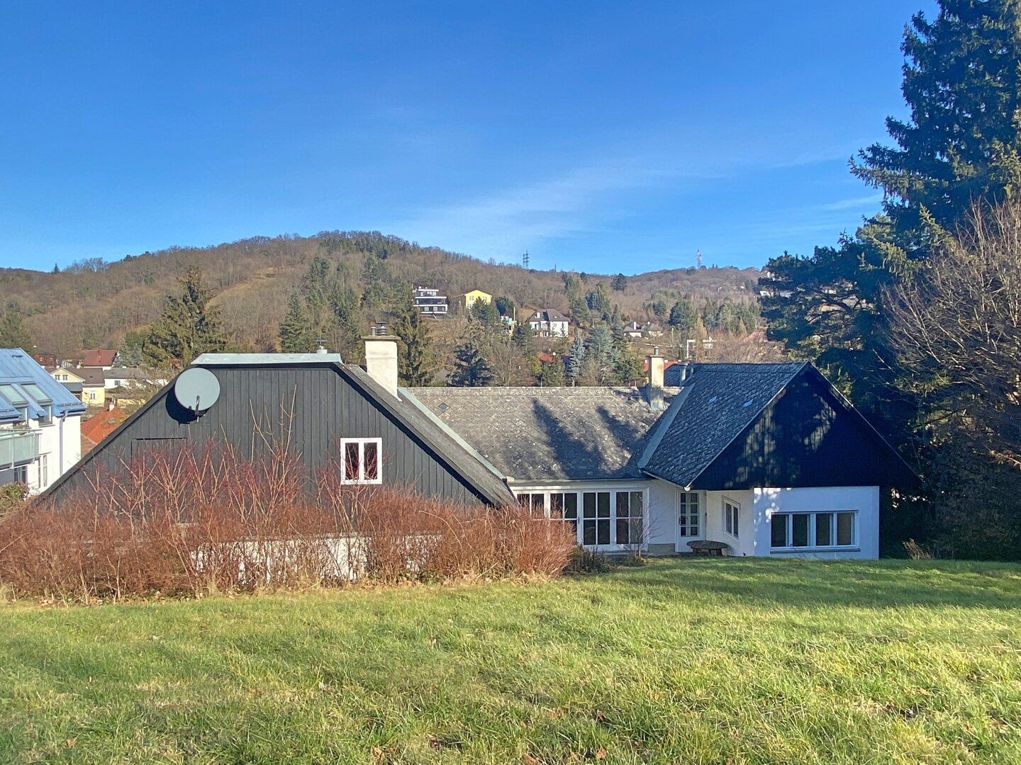 CHARMANTES WOHNEN AUF GROSSEM GRUNDSTÜCK. 170 m² MIETHAUS MIT GROSSZÜGIGEM GRÜNBEREICH.