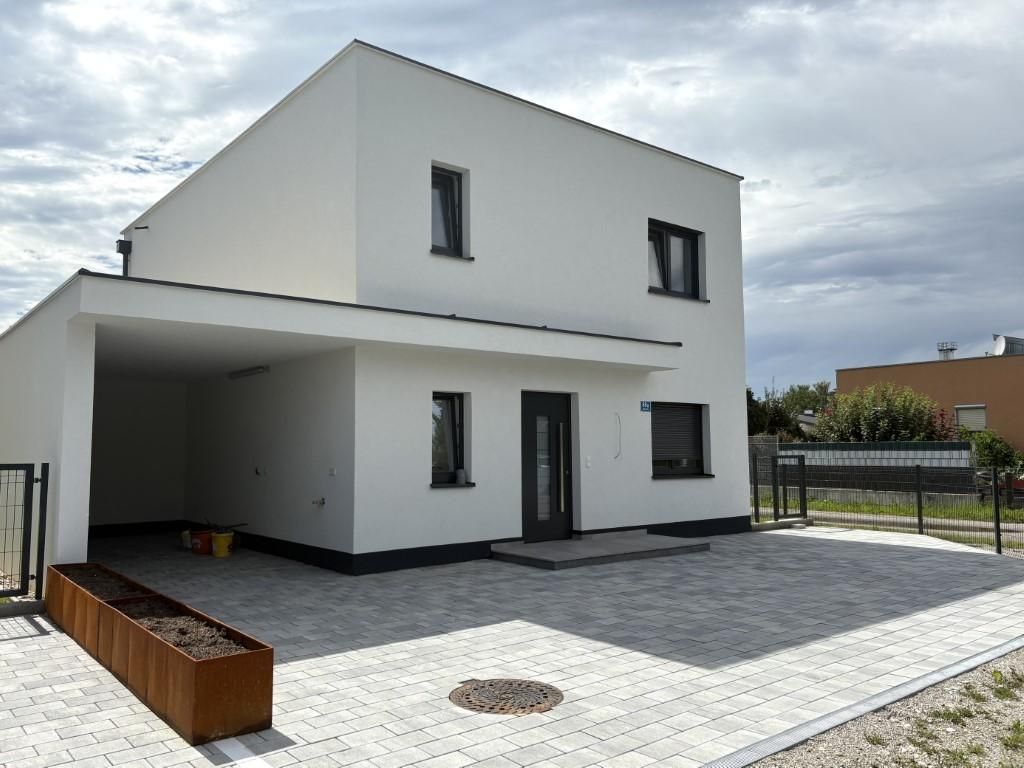 Modernes Eck-Reihenhaus in ruhiger Lage - Erstbezug