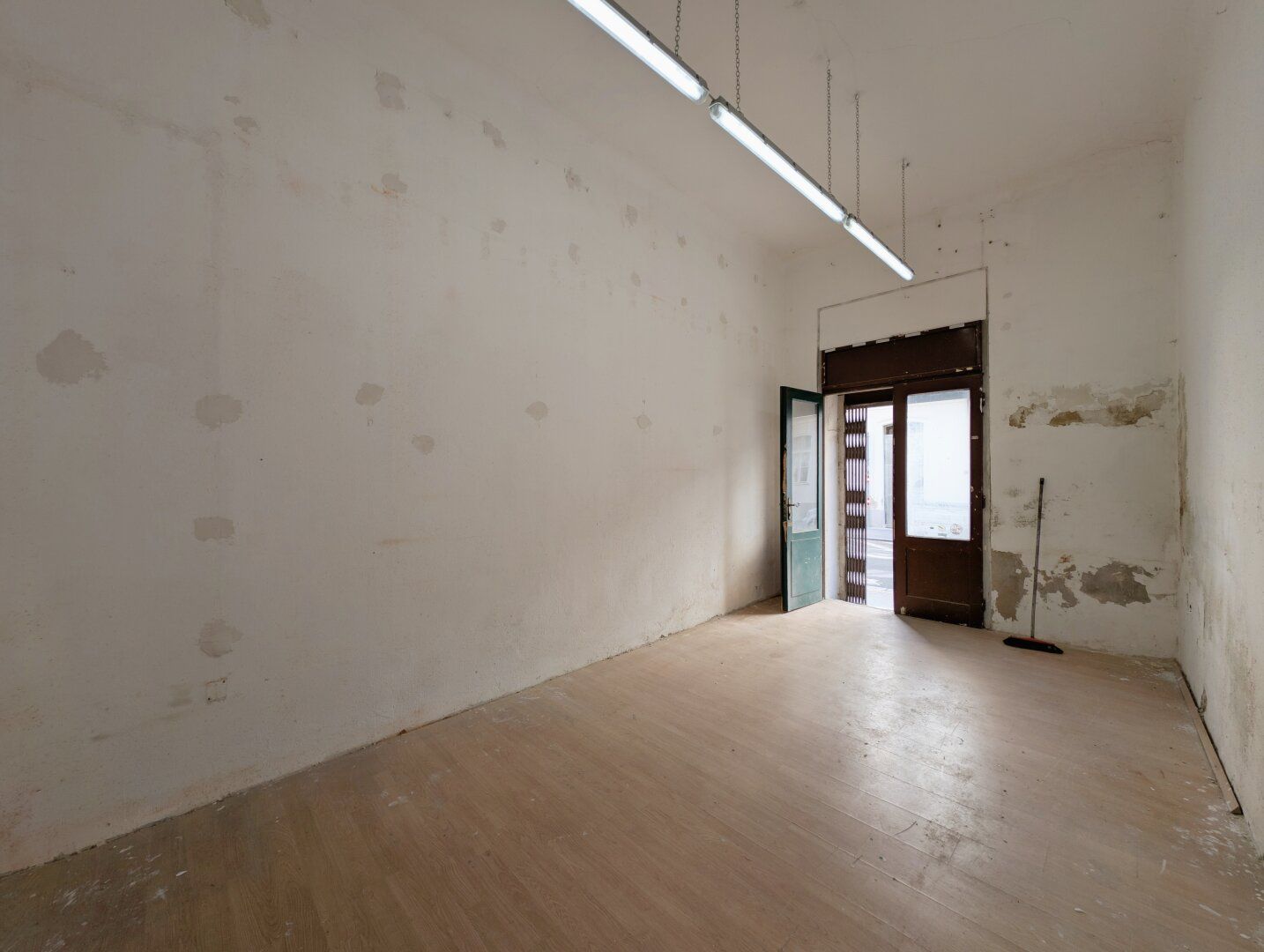 ++NEU++ Sanierungsbedürftige 2-Zimmer Altbauwohnung im Erdgeschoss!