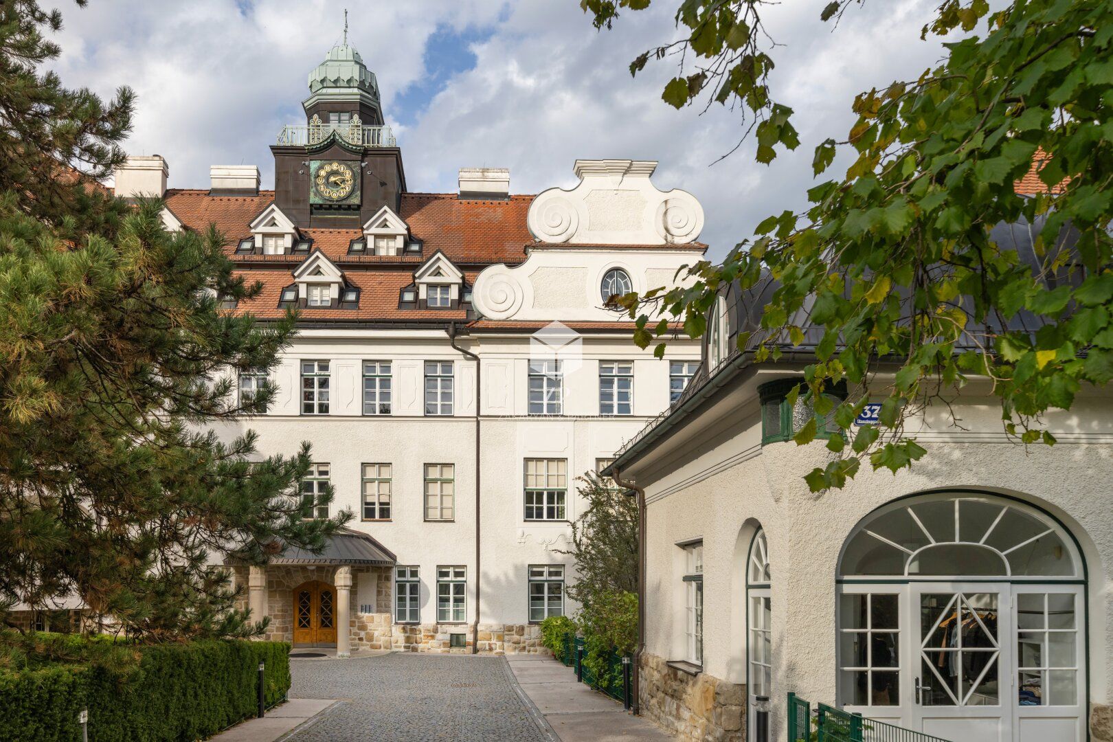 Herrschaftlich wohnen in Döbling samt Grünblick und Swimmingpool!