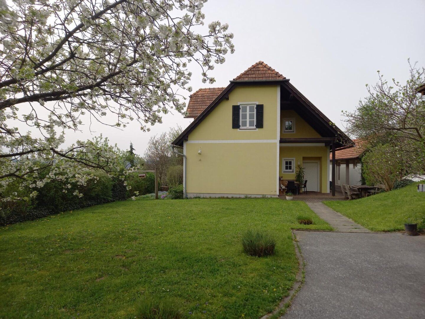 8200 Gleisdorf: Gemütliches Wohnhaus mit ca. 130,31m² Wfl. und 2.544m² Gartengrund mit Aussicht!
