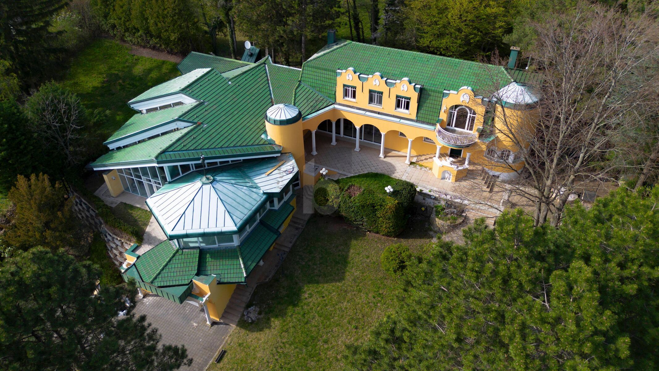 VILLENJUWEL MIT INDOOR SWIMMING POOL IN IDYLLISCHER RUHELAGE