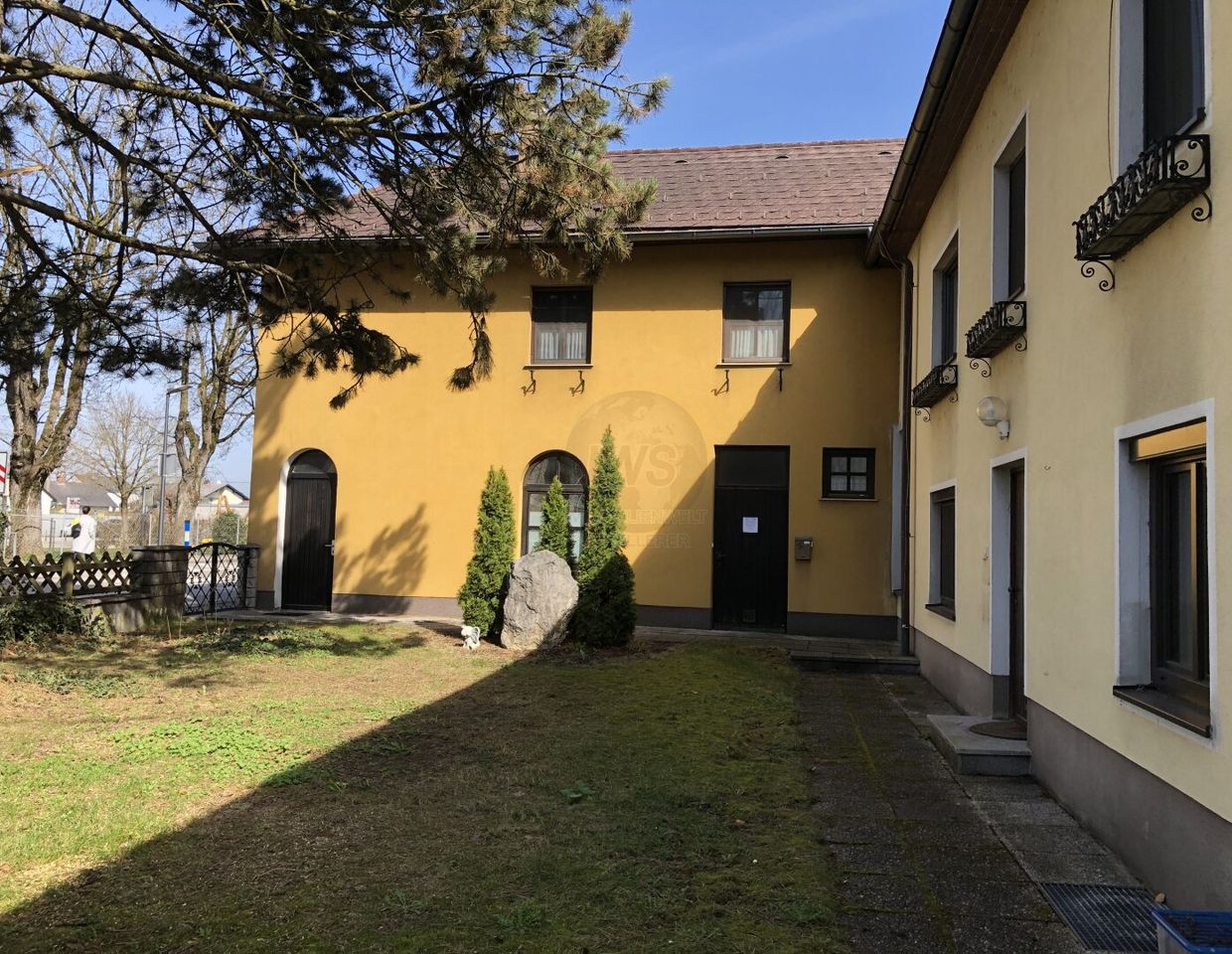 Großzügiges Haus mit vielseitigen Nutzungsmöglichkeiten, mit 4 eigenen Wohnungen- Perfekt für Familien und Gewerbetreibende!