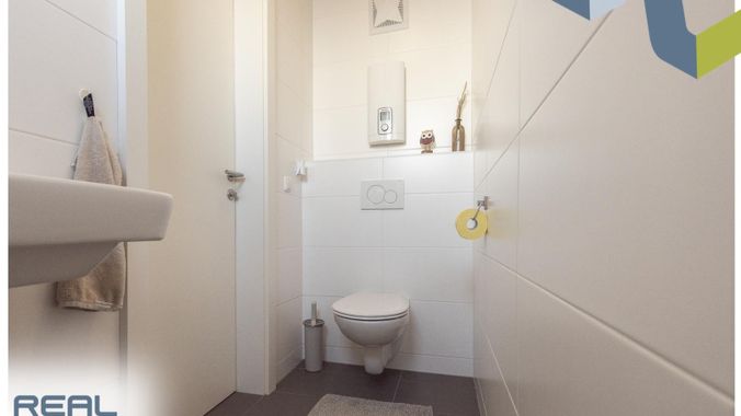 Separate Toilette mit Waschbecken