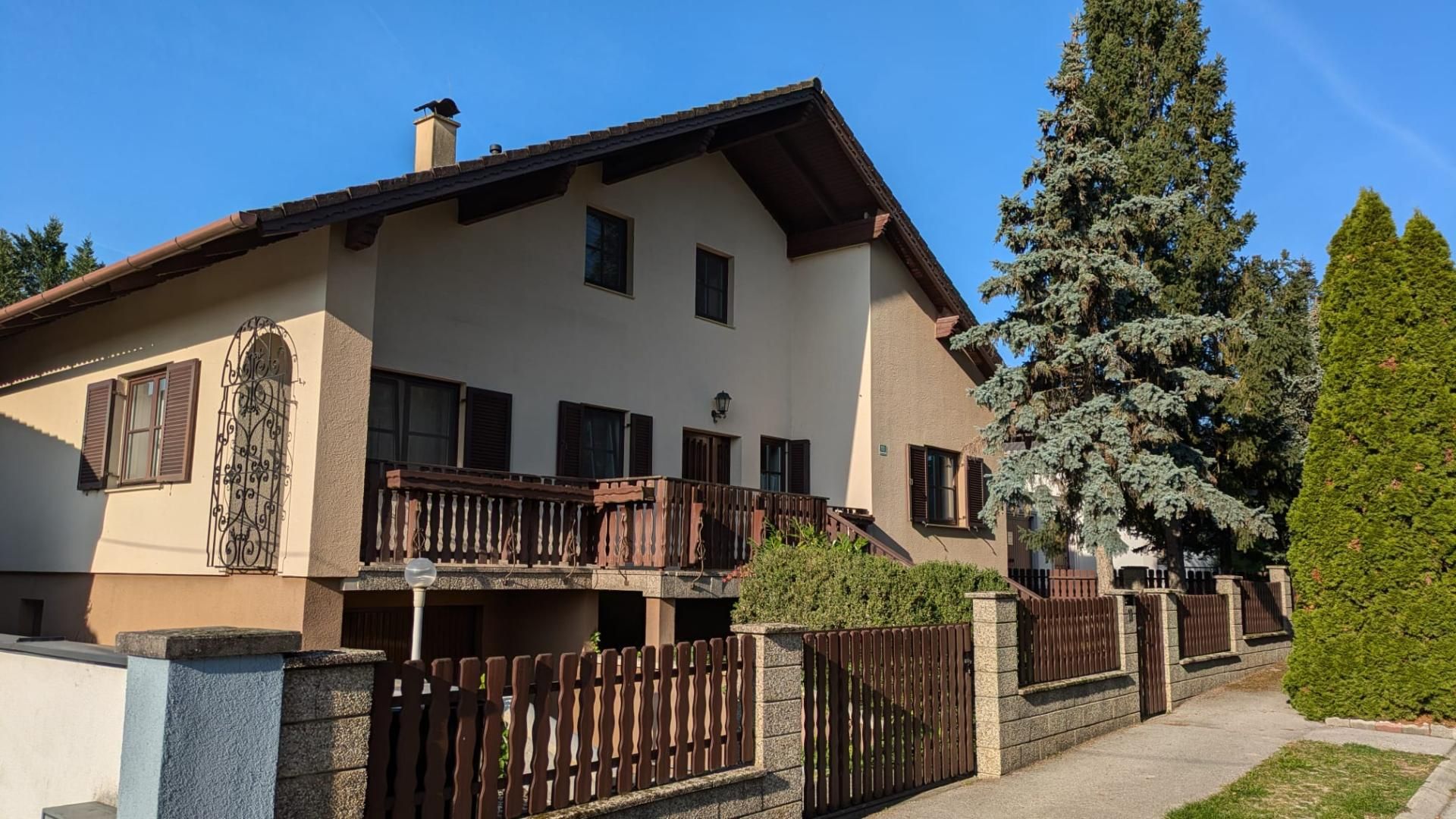 Charmantes Einfamilienhaus auf großem Grund in ruhiger Lage !