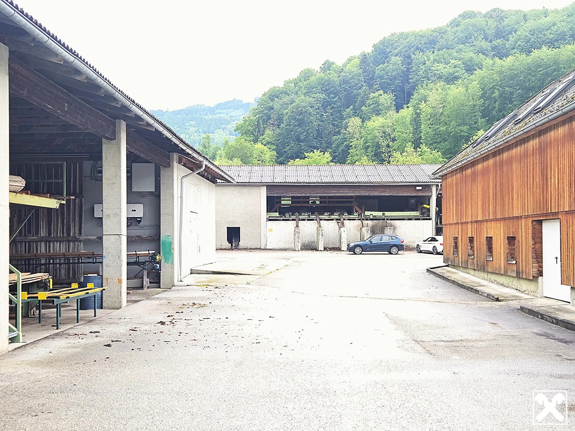 13.300 m² große Freifläche und 1 Lagerhalle mit ca. 240 m² im Urltal zu MIETEN - Mehr
