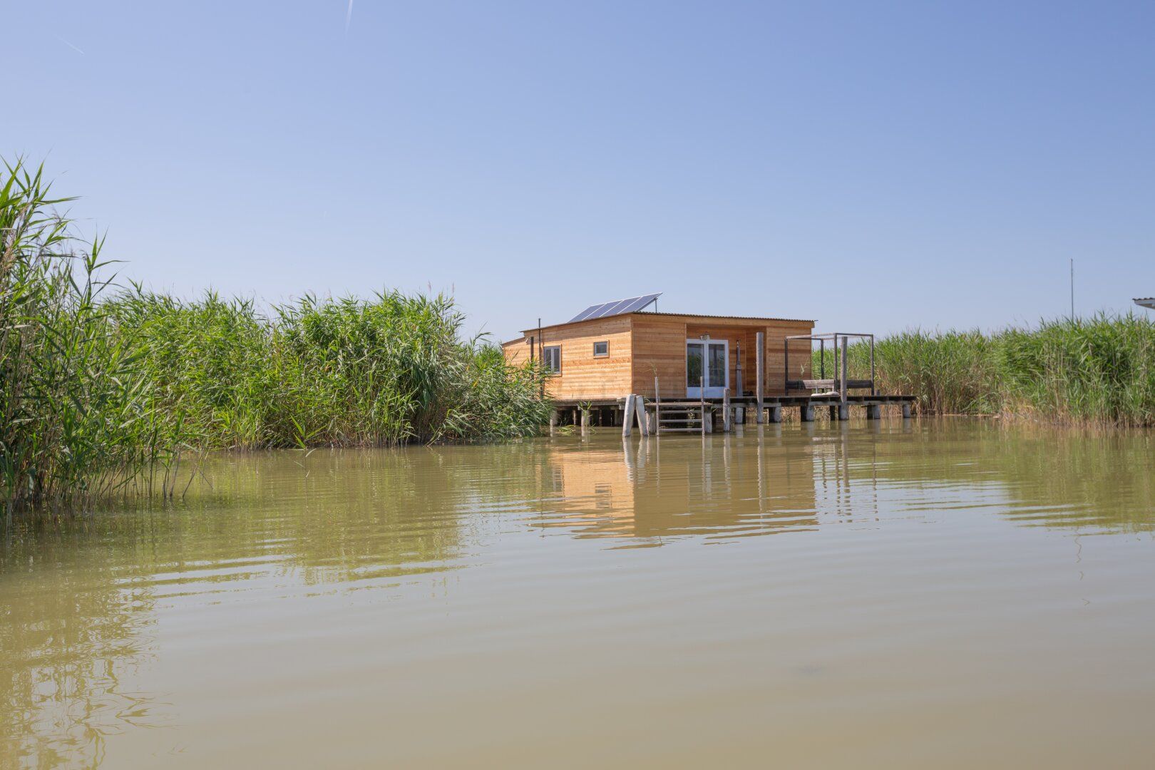Flachdachhütte in traumhaft ruhiger Lage am offenen See