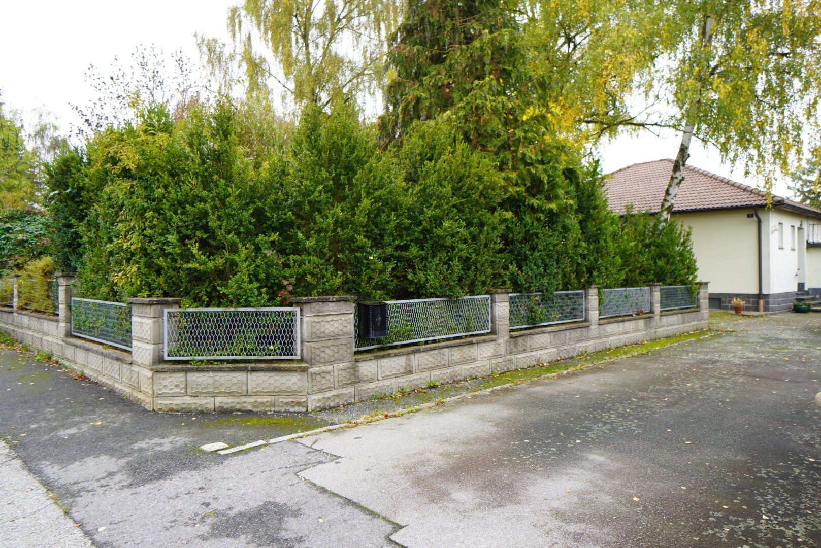 Bungalow in Siedlungsrandlage mit sensationellem Garten und Sauna-Bereich - View 4