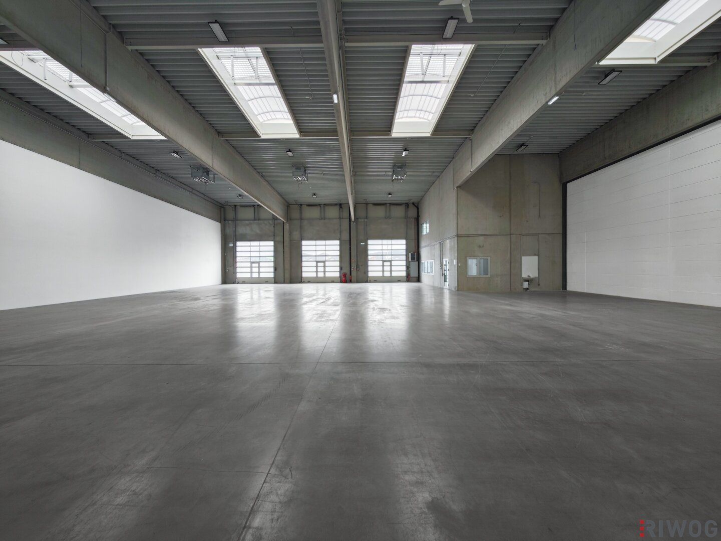 Produktionshalle mit ca. 800m² inkl. modernem Büro || Parkplätze || 3 Sektionaltore - Ansicht 2