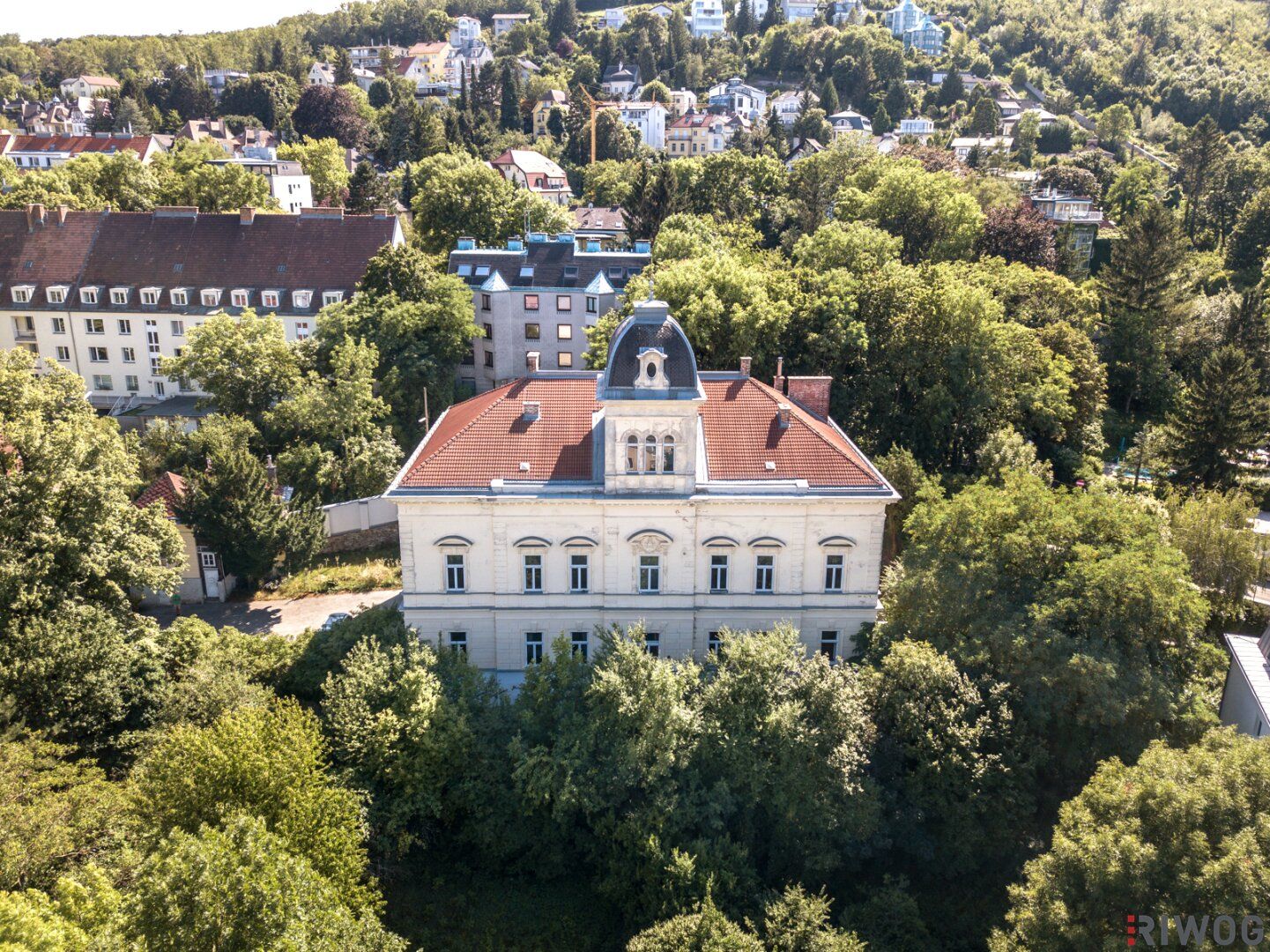 WIENTALBLICK | Lichtdurchflutete Wohnung in der historischen Villa Seutter mit 4,4m Raumhöhe & Blick auf denkmalgeschützte Linde | sanierungsbedürftig | + Garten optional