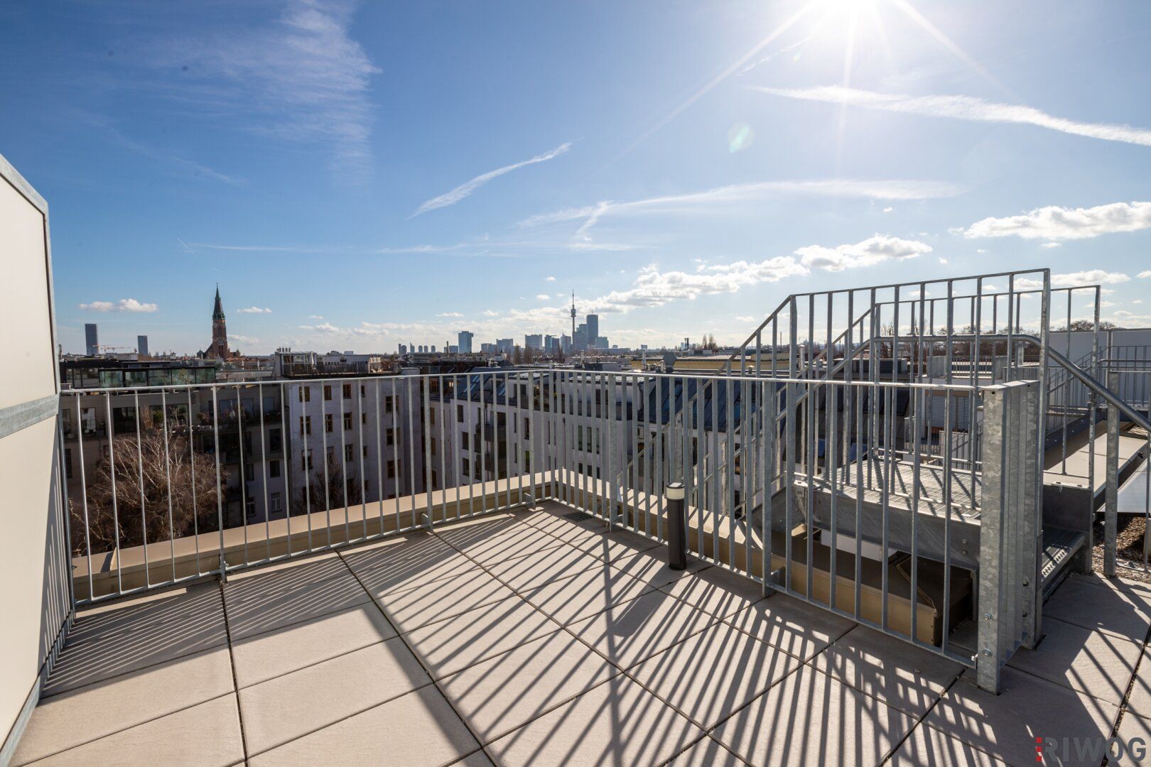 ERSTBEZUG mit DACHTERRASSE | DG-Maisonette Nähe Alte Donau | Traumhafter Fernblick | Teils hofseitig | Fernwärme | TG-Stellplatz optional | Ideal für Anleger oder Eigennutzer | Nachhaltiges Projekt - Изглед 2