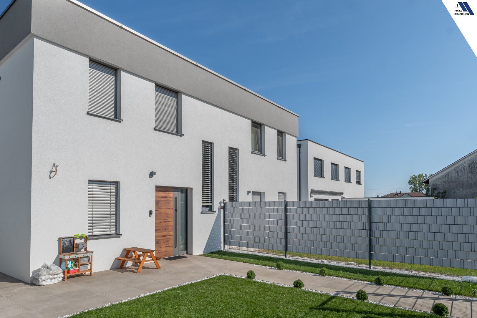 Neuwertige Doppelhaushälfte mit Pool, 3 Stellplätzen und hochwertiger Ausstattung - Vista 3
