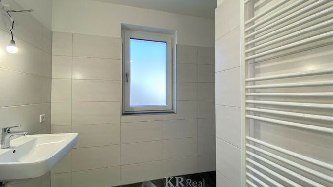 Tageslichtbadezimmer mit bodengleicher Dusche