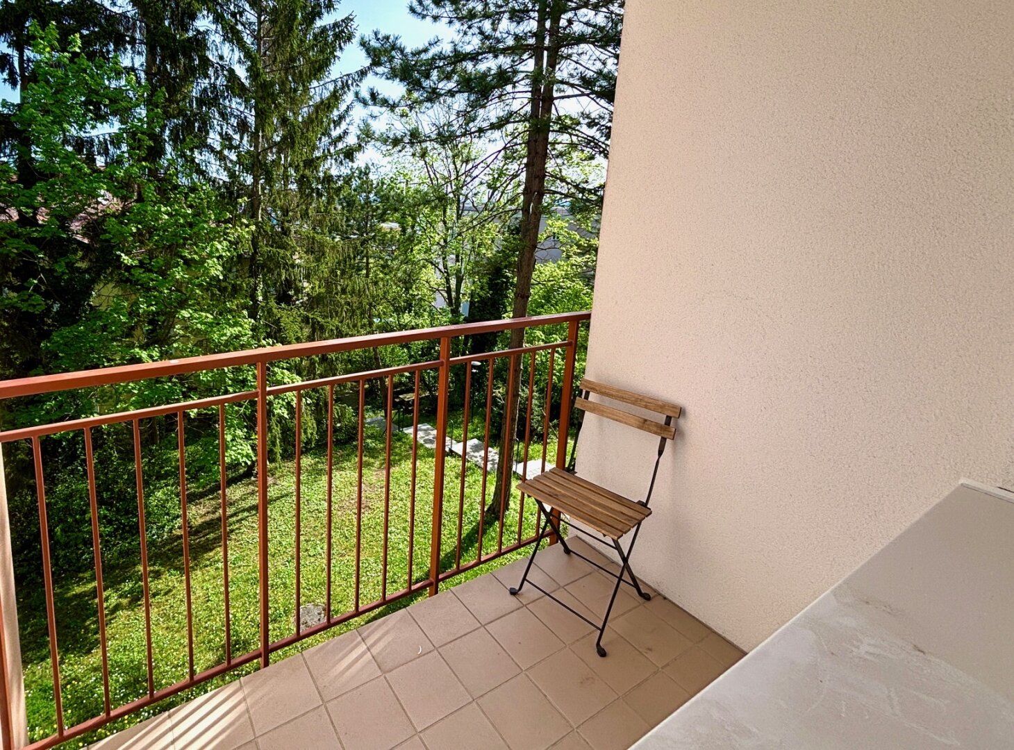 PERFEKT AUFGETEILTE RENOVIERTE WOHNUNG MIT GARAGE ZWISCHEN THERMALBAD UND KURPARK
