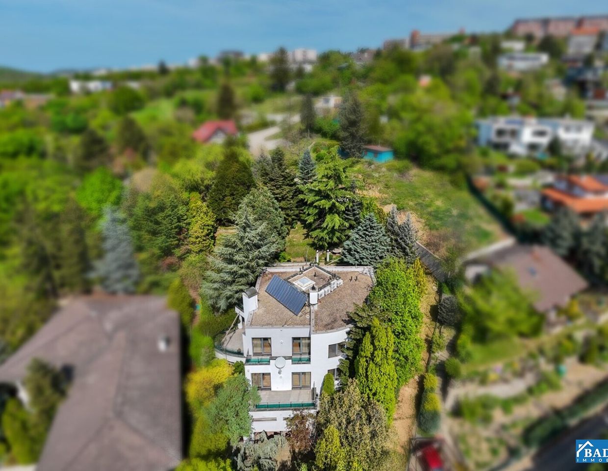 EXKLUSIVE VILLA IN ZENTRALER GRÜNRUHELAGE MIT LUXURIÖSEM WOHNKOMFORT