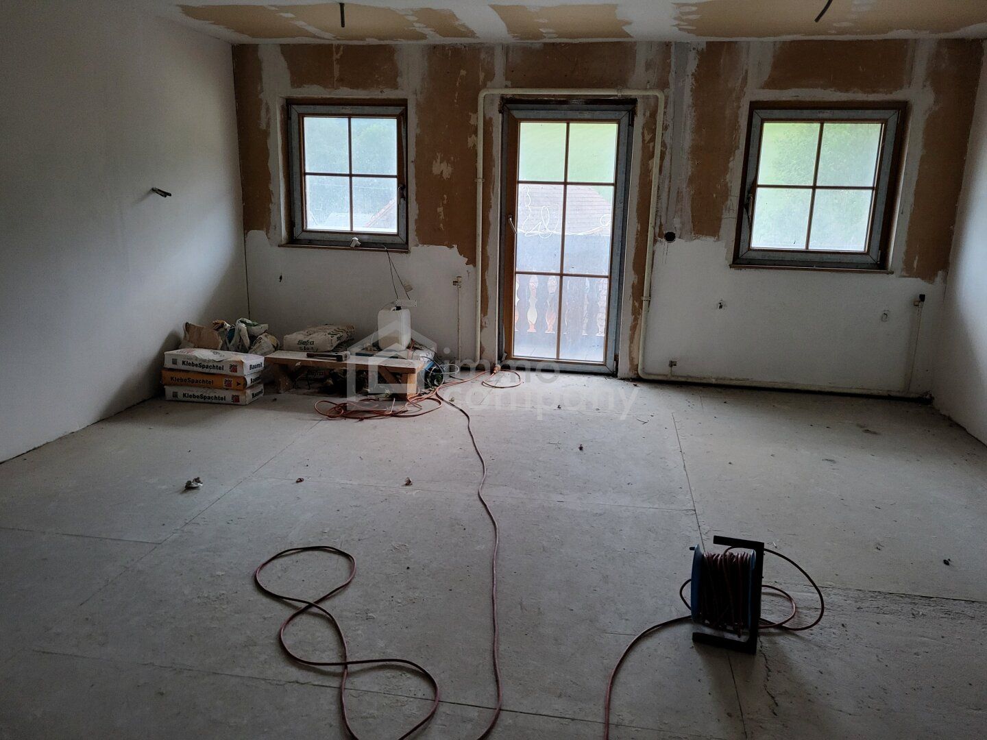 Commercial property, 900 m²