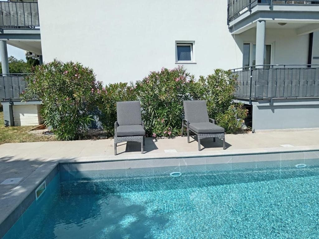 Renditeobjekt in Pula: 19 Zimmer, 2 Pools, großer Garten, 8 Terrassen, 998.000 €!